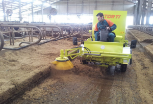 SELF-PROPELLED SWEEPER / BARN