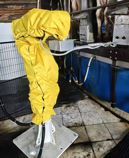 7.DIPPING TEAT DISINFECTION ROBOT